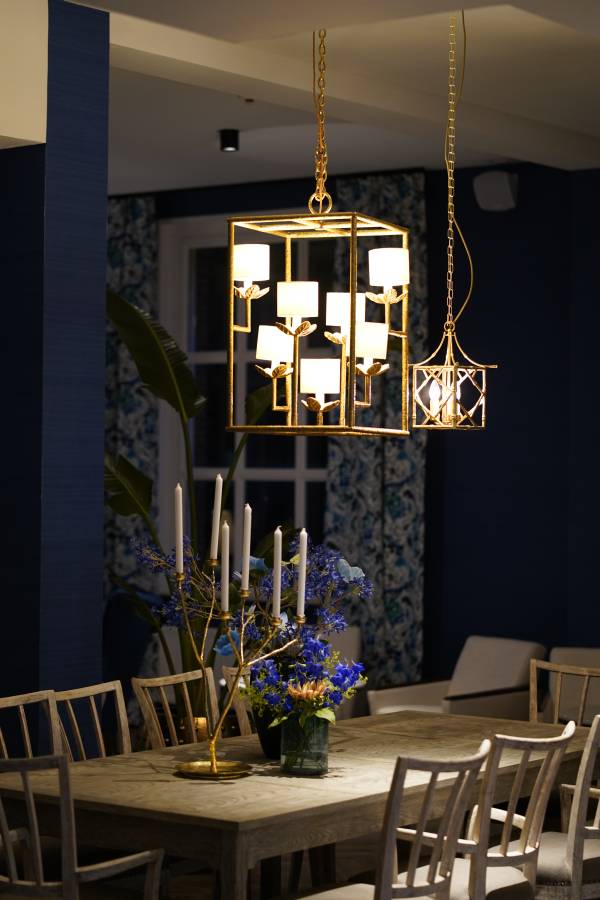 Lobby met lamp in The Fallon hotel Alkmaar